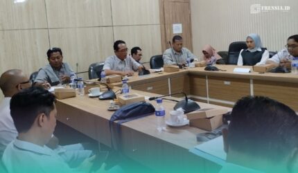 Komisi C DPRD Jember saat menggelar Rapat Dengar Pendapat dengan BPC Gapensi Jember (Foto: Fadli/Frensia).