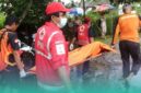 Korban saat ditemukan di Sungai Sumberjati, kemudian dievakuasi untuk dibawa ke RSD dr Soebandi Jember (Foto: PMI Jember). 