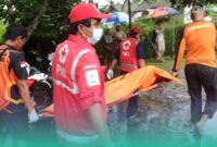 Korban saat ditemukan di Sungai Sumberjati, kemudian dievakuasi untuk dibawa ke RSD dr Soebandi Jember (Foto: PMI Jember). 
