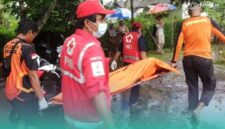 Korban saat ditemukan di Sungai Sumberjati, kemudian dievakuasi untuk dibawa ke RSD dr Soebandi Jember (Foto: PMI Jember). 