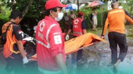 Korban saat ditemukan di Sungai Sumberjati, kemudian dievakuasi untuk dibawa ke RSD dr Soebandi Jember (Foto: PMI Jember). 