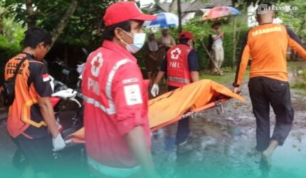 Korban saat ditemukan di Sungai Sumberjati, kemudian dievakuasi untuk dibawa ke RSD dr Soebandi Jember (Foto: PMI Jember).