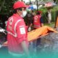 Korban saat ditemukan di Sungai Sumberjati, kemudian dievakuasi untuk dibawa ke RSD dr Soebandi Jember (Foto: PMI Jember). 