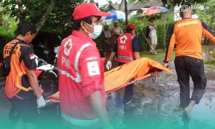 Korban saat ditemukan di Sungai Sumberjati, kemudian dievakuasi untuk dibawa ke RSD dr Soebandi Jember (Foto: PMI Jember). 