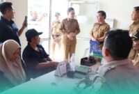Bupati Jember, Muhammad Fawait saat mengunjungi salah satu kantor kecamatan dalam rangka mengecek pembuatan E-KTP (Foto: Istimewa). 