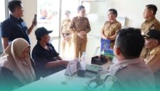 Bupati Jember, Muhammad Fawait saat mengunjungi salah satu kantor kecamatan dalam rangka mengecek pembuatan E-KTP (Foto: Istimewa). 