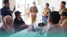 Bupati Jember, Muhammad Fawait saat mengunjungi salah satu kantor kecamatan dalam rangka mengecek pembuatan E-KTP (Foto: Istimewa). 