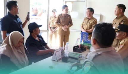 Bupati Jember, Muhammad Fawait saat mengunjungi salah satu kantor kecamatan dalam rangka pembuatan E-KTP (Foto: Istimewa).