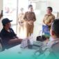 Bupati Jember, Muhammad Fawait saat mengunjungi salah satu kantor kecamatan dalam rangka mengecek pembuatan E-KTP (Foto: Istimewa). 