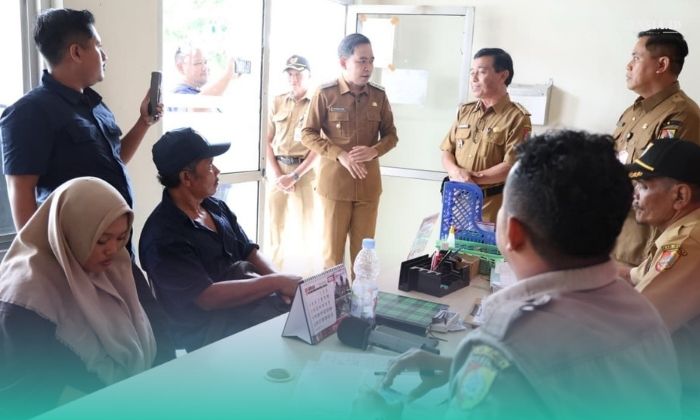 Bupati Jember, Muhammad Fawait saat mengunjungi salah satu kantor kecamatan dalam rangka mengecek pembuatan E-KTP (Foto: Istimewa). 