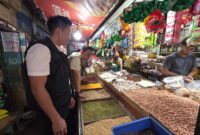 Kanit Tipidter Polres Jember, Ipda Harry Sasono, bersama beberapa instansi saat melakukan sidak di salah satu pasar di Kabupaten Jember (Foto: Istimewa).