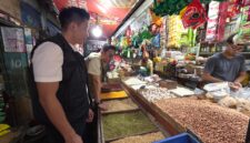 Kanit Tipidter Polres Jember, Ipda Harry Sasono, bersama beberapa instansi saat melakukan sidak di salah satu pasar di Kabupaten Jember (Foto: Istimewa).