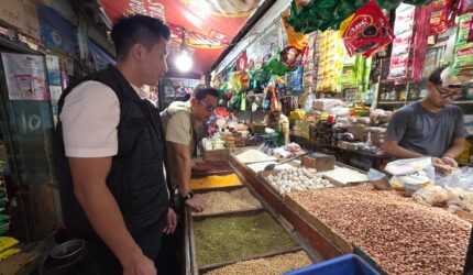 Kanit Tipidter Polres Jember, Ipda Harry Sasono, bersama beberapa instansi saat melakukan sidak di salah satu pasar di Kabupaten Jember (Foto: Istimewa).