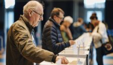 Ilustrasi seseorang yang sedang memasukkan kertas pilihan pimpinannya pada kotak suara (Foto: Vilkasss/Pixabay).