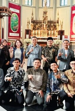 Wajah Toleransi di Seberang Jalan