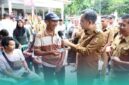 Bupati Jember, Muhammad Fawait saat menanyai warga soal urusan KTP-KK di kecamatan (Foto: Istimewa). 