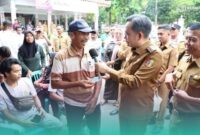 Bupati Jember, Muhammad Fawait saat menanyai warga soal urusan KTP-KK di kecamatan (Foto: Istimewa).