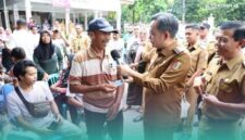 Bupati Jember, Muhammad Fawait saat menanyai warga soal urusan KTP-KK di kecamatan (Foto: Istimewa). 