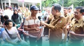 Bupati Jember, Muhammad Fawait saat menanyai warga soal urusan KTP-KK di kecamatan (Foto: Istimewa). 