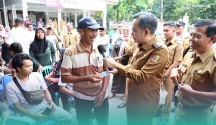 Bupati Jember, Muhammad Fawait saat menanyai warga soal urusan KTP-KK (Foto: Istimewa).