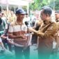 Bupati Jember, Muhammad Fawait saat menanyai warga soal urusan KTP-KK di kecamatan (Foto: Istimewa). 