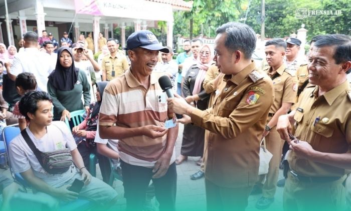 Bupati Jember, Muhammad Fawait saat menanyai warga soal urusan KTP-KK di kecamatan (Foto: Istimewa). 