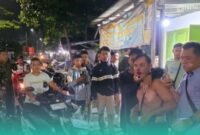 Korban saat dilerai oleh warga setempat setelah terlibat perkelahian (Foto: Istimewa). 