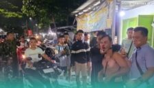 Korban saat dilerai oleh warga setempat setelah terlibat perkelahian (Foto: Istimewa). 