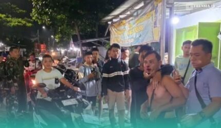 Korban saat dilerai oleh warga setempat setelah terlibat perkelahian (Foto: Istimewa).
