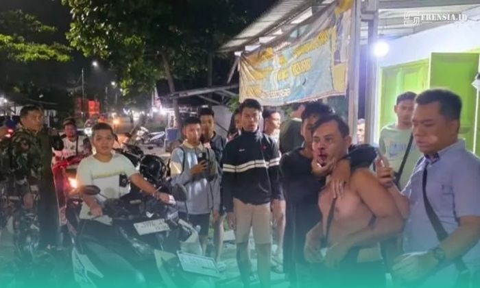 Korban saat dilerai oleh warga setempat setelah terlibat perkelahian (Foto: Istimewa). 