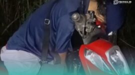 Pria yang tewas di atas sepeda motor (Foto: Istimewa). 