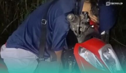 Pria yang tewas di atas sepeda motor (Foto: Istimewa).