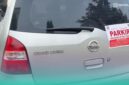 Salah satu mobil yang ditempeli stiker oleh Dinas Perhubungan Jember, saat dilakukan penertiban parkir (Foto: Istimewa). 