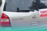 Salah satu mobil yang ditempeli stiker oleh Dinas Perhubungan Jember, saat dilakukan penertiban parkir (Foto: Istimewa). 