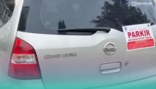 Salah satu mobil yang ditempeli stiker oleh Dinas Perhubungan Jember, saat dilakukan penertiban parkir (Foto: Istimewa). 