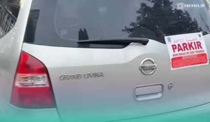 Salah satu mobil yang ditempeli stiker oleh Dinas Perhubungan Jember, saat melakukan penertiban parkir (Foto: Istimewa).