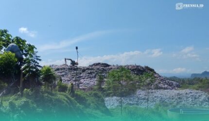 Gunungan sampah di TPA Pakusari, Jember, yang limbahnya mencemari sawah warga setempat (Foto: Fadli/Frensia).