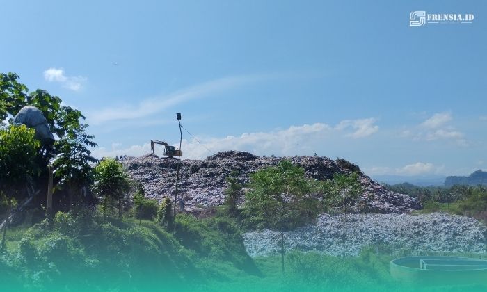 Gunungan sampah di TPA Pakusari, Jember, yang limbahnya mencemari sawah warga setempat (Foto: Fadli/Frensia). 