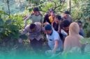 Korban saat dievakuasi oleh pihak kepolisan dan warga setempat (Foto: Istimewa). 