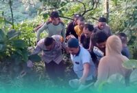 Korban saat dievakuasi oleh pihak kepolisan dan warga setempat (Foto: Istimewa). 