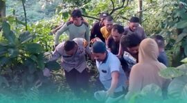 Korban saat dievakuasi oleh pihak kepolisan dan warga setempat (Foto: Istimewa). 