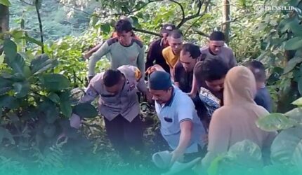 Korban saat dievakuasi oleh pihak kepolisan dan warga setempat (Foto: Istimewa).