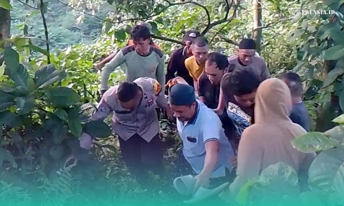 Korban saat dievakuasi oleh pihak kepolisan dan warga setempat (Foto: Istimewa). 