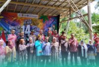 Penjabat (Pj) Sekretaris daerah Kabupaten Jember, Akhmad Helmi Luqman, saat foto bersama dengan para tamu undangan (Foto: Fadli/Frensia). 