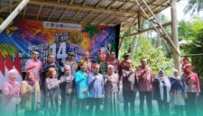 Penjabat (Pj) Sekretaris daerah Kabupaten Jember, Akhmad Helmi Luqman, saat foto bersama dengan para tamu undangan (Foto: Fadli/Frensia). 
