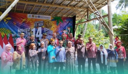 Penjabat (Pj) Sekretaris daerah Kabupaten Jember, Akhmad Helmi Luqman, saat foto bersama dengan para tamu undangan (Foto: Fadli/Frensia).