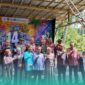 Penjabat (Pj) Sekretaris daerah Kabupaten Jember, Akhmad Helmi Luqman, saat foto bersama dengan para tamu undangan (Foto: Fadli/Frensia). 