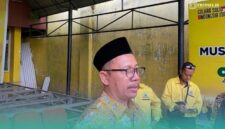 Anggota Komisi X DPR RI Fraksi Golkar, Muhamad Nur Purnamasidi, atau Bang Pur saat diwawancara di depan Sekretariat DPD Fraksi Golkar (Foto: Sigit/Frensia). 