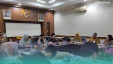 Komisi D DPRD Jember saat menggelar RDP dengan Dinas Kesehatan, Pengendalian Penduduk dan Keluarga Berencana (Foto: Fadli/Frensia). 