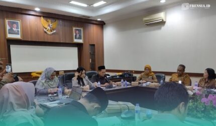 Komisi D DPRD Jember saat menggelar RDP dengan Dinas Kesehatan, Pengendalian Penduduk dan Keluarga Berencana (Foto: Fadli/Frensia).